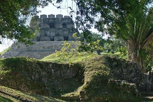 2004-10-23-xunantunich-bas